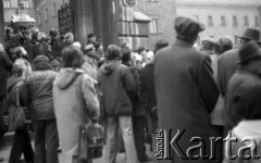 11.11.1978, Kraków, Polska.
Obchody rocznicy odzyskania niepodległości - uczestnicy uroczystości wychodzą z Krypty Marszałka Józefa Piłsudskiego na Wawelu. Widoczny jest m.in. Piotr Boroń (z długimi włosami).
Fot. Romana Kahl-Stachniewicz, zbiory Ośrodka KARTA [1978-1]