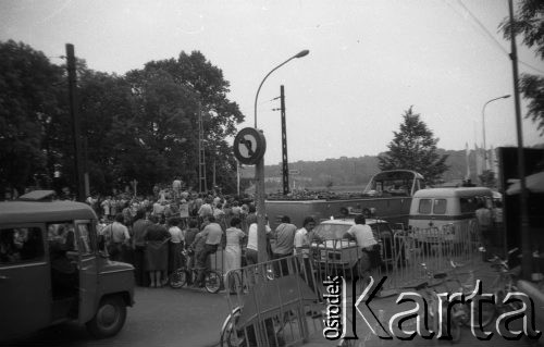 2-10.06.1979, Kraków, Polska.
Wizyta papieża Jana Pawła II w Polsce. Pielgrzymi oczekujący na Błoniach krakowskich na przybycie Ojca Świętego.
Fot. Romana Kahl-Stachniewicz, zbiory Ośrodka KARTA [1979-3]