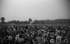 2-10.06.1979, Kraków, Polska.
Wizyta papieża Jana Pawła II w Polsce. Pielgrzymi oczekujący na Błoniach krakowskich na przybycie Ojca Świętego.
Fot. Romana Kahl-Stachniewicz, zbiory Ośrodka KARTA [1979-5]