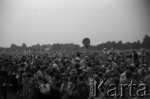 2-10.06.1979, Kraków, Polska.
Wizyta papieża Jana Pawła II w Polsce. Pielgrzymi oczekujący na Błoniach krakowskich na przybycie Ojca Świętego.
Fot. Romana Kahl-Stachniewicz, zbiory Ośrodka KARTA [1979-5]