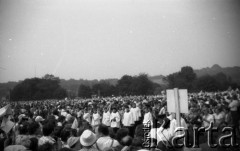 2-10.06.1979, Kraków, Polska.
Wizyta papieża Jana Pawła II w Polsce. Pielgrzymi oczekujący na Błoniach krakowskich na przybycie Ojca Świętego.
Fot. Romana Kahl-Stachniewicz, zbiory Ośrodka KARTA [1979-6]