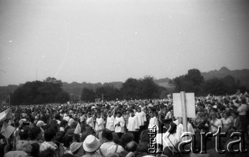 2-10.06.1979, Kraków, Polska.
Wizyta papieża Jana Pawła II w Polsce. Pielgrzymi oczekujący na Błoniach krakowskich na przybycie Ojca Świętego.
Fot. Romana Kahl-Stachniewicz, zbiory Ośrodka KARTA [1979-6]