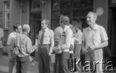 2-10.06.1979, Kraków, Polska.
Wizyta papieża Jana Pawła II w Polsce. Przed wyruszeniem na Błonia krakowskie. Od lewej stoją: NN, Stanisław Tor (tyłem), Krzysztof Gąsiorowski, Krzysztof Bzdyl (bokiem), Marian Banaś i Władysław W. Barański. 
Na drugim planie widoczny jest Akademik przy Alei 3 Maja - miejsce zamieszkania Krzysztofa Gąsiorowskiego. 
Fot. Romana Kahl-Stachniewicz, zbiory Ośrodka KARTA [1979-11]
