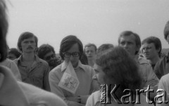 2-10.06.1979, Kraków, Polska.
Wizyta papieża Jana Pawła II w Polsce. Pielgrzymi zgromadzeni na Błoniach krakowskich. Od lewej: NN, Jacek i Małgorzata Bartyzelowie z tyłu NN, Krzysztof Bzdyl, Krzysztof Gąsiorowski, NN.
Fot. Romana Kahl-Stachniewicz, zbiory Ośrodka KARTA [1979-13]