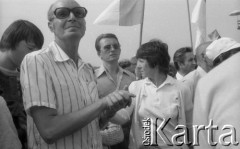 2-10.06.1979, Kraków, Polska.
Wizyta papieża Jana Pawła II w Polsce. Pielgrzymi zgromadzeni na Błoniach krakowskich. Od lewej strony stoją: Władysław W. Barański, NN, Maria Moczulska.
Fot. Romana Kahl-Stachniewicz, zbiory Ośrodka KARTA [1979-13]