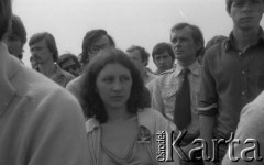 2-10.06.1979, Kraków, Polska.
Wizyta papieża Jana Pawła II w Polsce. Pielgrzymi zgromadzeni na Błoniach krakowskich. Od lewej stoją: Małgorzata Bartyzel, Jacek Bartyzel (za nią), Krzysztof Bzdyl, NN, Krzysztof Gąsiorowski,
Fot. Romana Kahl-Stachniewicz, zbiory Ośrodka KARTA [1979-13]