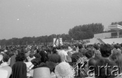 2-10.06.1979, Kraków, Polska.
Wizyta papieża Jana Pawła II w Polsce. Pielgrzymi zgromadzeni na Błoniach krakowskich. W oddali widoczny jest ołtarz papieski.
Fot. Romana Kahl-Stachniewicz, zbiory Ośrodka KARTA [1979-14]