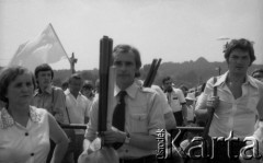 2-10.06.1979, Kraków, Polska.
Wizyta papieża Jana Pawła II w Polsce. Pielgrzymi po celebrowanej przez Ojca Świętego mszy na Błoniach krakowskich. Od lewej stoją: NN, Krzysztof Gąsiorowski i Zygmunt Karcz (?).
Fot. Romana Kahl-Stachniewicz, zbiory Ośrodka KARTA [1979-17]