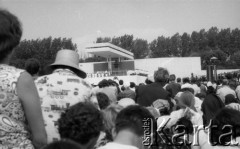 2-10.06.1979, Kraków, Polska.
Wizyta papieża Jana Pawła II w Polsce. Celebrowana przez Ojca Świętego msza na Błoniach krakowskich. W oddali widoczny jest ołtarz papieski.
Fot. Romana Kahl-Stachniewicz, zbiory Ośrodka KARTA [1979-17]