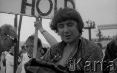 2-10.06.1979, Kraków, Polska.
Wizyta papieża Jana Pawła II w Polsce. Pielgrzymi po celebrowanej przez Ojca Świętego mszy, która odbyła się na Błoniach krakowskich. Od lewej stoją: Władysław Barański, Marzena Górszczyk-Kęcik i Józef Baran - członek Studenckiego Komitetu Solidarności, redaktor 
