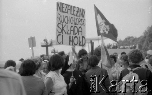 2-10.06.1979, Kraków, Polska.
Wizyta papieża Jana Pawła II w Polsce. Pielgrzymi po celebrowanej przez Ojca Świętego mszy, która odbyła się na Błoniach krakowskich. Obok siostry zakonnej stoi Józef Baran - członek Studenckiego Komitetu Solidarności, redaktor 