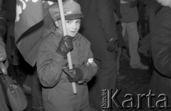 11.11.1980, Kraków, Polska.
Obchody rocznicy odzyskania niepodległości. Przejście z Wawelu pod Grób Nieznanego Żołnierza. Syn autorki zdjęć, Sławomir Stachniewicz, harcerz Czarnej 13 Krakowskiej. 
Fot. Romana Kahl-Stachniewicz, zbiory Ośrodka KARTA [1980-1]