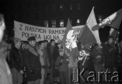 11.11.1980, Kraków, Polska.
Obchody rocznicy odzyskania niepodległości. Przejście z Wawelu pod Grób Nieznanego Żołnierza. Na pierwszym planie widoczny jest Sławomir Stachniewicz (syn autorki zdjęć), harcerz Czarnej 13 Krakowskiej. Wsród zgromadzonych obecny jest również Krzysztof Krcha. Napis na transparencie: 