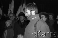 11.11.1980, Kraków, Polska.
Obchody rocznicy odzyskania niepodległości. Uroczystości na Placu Jana Matejki pod Grobem Nieznanego Żołnierza przy Pomniku Grunwaldzkim. Na pierwszym planie widoczny jest Zygmunt Łenyk. 
Fot. Romana Kahl-Stachniewicz, zbiory Ośrodka KARTA [1980-3]