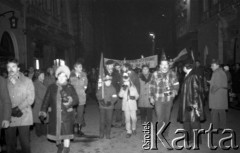 11.11.1980, Kraków, Polska.
Obchody rocznicy odzyskania niepodległości. Przejście z Wawelu pod Grób Nieznanego Żołnierza. Na pierwszym planie widoczni są: Sławomir Stachniewicz (syn autorki zdjęć) i Krzysztof Krcha, harcerze Czarnej 13 Krakowskiej. Na lewo widoczny jest również Andrzej Mazurkiewicz. Napis na transparencie: 