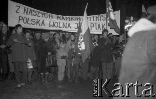 11.11.1980, Kraków, Polska.
Obchody rocznicy odzyskania niepodległości. Przejście z Wawelu pod Grób Nieznanego Żołnierza. W pierwszym rzędzie stoją: Sławomir Stachniewicz (syn autorki zdjęć) i Krzysztof Krcha, harcerze Czarnej 13 Krakowskiej. Napis na transparencie: 
