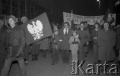 11.11.1980, Kraków, Polska.
Obchody rocznicy odzyskania niepodległości. Przejście z Wawelu pod Grób Nieznanego Żołnierza. Widoczni są: Sławomir Stachniewicz (syn autorki zdjęć, trzyma flagę z orłem w koronie), NN, Krzysztof Krcha - harcerze Czarnej 13 Krakowskiej. Z tyłu idą: Michał Żurek, Jacek Skrobotowicz i niemiecki lekarz. Napis na transparencie: 