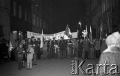 11.11.1980, Kraków, Polska.
Obchody rocznicy odzyskania niepodległości. Przejście z Wawelu pod Grób Nieznanego Żołnierza. Po lewej stronie stoją: Sławomir Stachniewicz (syn autorki zdjęć) i Krzysztof Krcha, harcerze Czarnej 13 Krakowskiej. Napis na transparencie: 