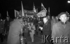 11.11.1980, Kraków, Polska.
Obchody rocznicy odzyskania niepodległości. W pierwszym rzędzie idą: Sławomir Stachniewicz (syn autorki zdjęć) i Krzysztof Krcha, harcerze Czarnej 13 Krakowskiej. Napis na transparencie: 