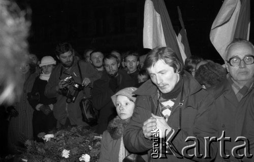 11.11.1980, Kraków, Polska.
Obchody rocznicy odzyskania niepodległości. Uroczystości na Placu Jana Matejki pod Grobem Nieznanego Żołnierza przy Pomniku Grunwaldzkim. Widoczni są: Dariusz Walusiak (z aparatem w ręku), Janusz Pierzchała (z tyłu, obok Dariusza Walusiaka). Po prawej stronie stoi niemiecki lekarz (w okularach).
Fot. Romana Kahl-Stachniewicz, zbiory Ośrodka KARTA [1980-6]
