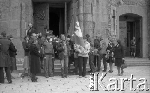 16.09.1981, Zakopane, Polska.
Pogrzeb Stanisława Tora. Przed kościołem stoją: siostra Stanisława Tora - pani Piekłowa, Kazimierz Świtoń (z tyłu), Zygmunt Łenyk, Stanisław Palczewski (z flagą z orłem w koronie), Władysława Strama i Mieczysław Majdzik (stoi bokiem).
Fot. Romana Kahl-Stachniewicz, zbiory Ośrodka KARTA [1981-10]