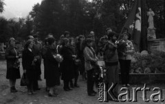 16.09.1981, Zakopane, Polska.
Pogrzeb Stanisława Tora. Flagę trzyma Zygmunt Łenyk, obok stoi Władysława Strama. Za nimi stoi pani Małgorzata, przewodniczka Zygmunta Łenyka.
Fot. Romana Kahl-Stachniewicz, zbiory Ośrodka KARTA [1981-11]