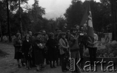 16.09.1981, Zakopane, Polska.
Pogrzeb Stanisława Tora. Flagę trzyma Zygmunt Łenyk, obok stoi Władysława Strama (częściowo zasłonięta). Za nimi stoi pani Małgorzata, przewodniczka Zygmunta Łenyka.
Fot. Romana Kahl-Stachniewicz, zbiory Ośrodka KARTA [1981-11]