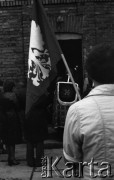 16.09.1981, Zakopane, Polska.
Pogrzeb Stanisława Tora. Na pierwszym planie - stojacy tyłem mężczyzna trzyma flagę z orłem w koronie. 
Fot. Romana Kahl-Stachniewicz, zbiory Ośrodka KARTA [1981-11]