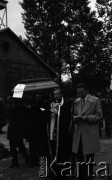 16.09.1981, Zakopane, Polska.
Pogrzeb Stanisława Tora. Na cmentarzu - przeniesienie trumny.
Fot. Romana Kahl-Stachniewicz, zbiory Ośrodka KARTA [1981-11]