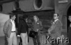 17.09.1981, Częstochowa, Polska.
Uroczystości na Jasnej Górze upamiętniające sowiecką agresję na Polskę w 1939 roku. Krzysztof Gąsiorowski (trzyma czarną teczkę) na dziedzińcu klasztornym.
Fot. Romana Kahl-Stachniewicz, zbiory Ośrodka KARTA [1981-14]