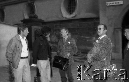 17.09.1981, Częstochowa, Polska.
Uroczystości na Jasnej Górze upamiętniające sowiecką agresję na Polskę w 1939 roku. Krzysztof Gąsiorowski (trzyma czarną teczkę) na dziedzińcu klasztornym.
Fot. Romana Kahl-Stachniewicz, zbiory Ośrodka KARTA [1981-14]