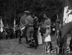 17.09.1981, Kraków, Polska.
Uroczystości pod Kopcem Józefa Piłsudskiego upamiętniające sowiecką agresję na Polskę w 1939 roku. Harcerze odbierają wieniec od Zygmunta Łenyka. Obok stoi Stanisław Palczewski z dziećmi - Anną i Michałem. Po prawej stronie - Sławomir Stachniewicz, syn autorki zdjęć (częściowo zasłonięty flagą z orłem w koronie).
Fot. Romana Kahl-Stachniewicz, zbiory Ośrodka KARTA [1981-17]