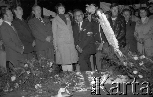 17.09.1981, Częstochowa, Polska.
Uroczystości upamiętniające sowiecką agresję na Polskę w 1939 roku. Złożenie kwiatów przy Grobie Nieznanego Żołnierza. W pierwszym rzędzie stoją: NN, Wojciech Szostak, NN, Maria Moczulska. W tle widoczne są transparenty Konfederacji Polski Niepodległej.
Fot. Romana Kahl-Stachniewicz, zbiory Ośrodka KARTA [1981-15]