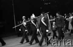 17.09.1981, Częstochowa, Polska.
Uroczystości upamiętniające sowiecką agresję na Polskę w 1939 roku. Przejście po mszy w klasztorze na Jasnej Górze pod Grób Nieznanego Żołnierza. Poczty sztandarowe.
Fot. Romana Kahl-Stachniewicz, zbiory Ośrodka KARTA [1981-16]