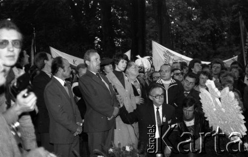 17.09.1981, Częstochowa, Polska.
Uroczystości przy Grobie Nieznanego Żołnierza upamiętniające sowiecką agresję na Polskę w 1939 roku. Wśród uczestników obecna jest m.in. Maria Moczulska. W tle - transparenty Konfederacji Polski Niepodległej.
Fot. Romana Kahl-Stachniewicz, zbiory Ośrodka KARTA [1981-16]