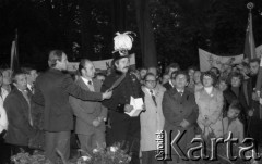 17.09.1981, Częstochowa, Polska.
Uroczystości przy Grobie Nieznanego Żołnierza upamiętniające sowiecką agresję na Polskę w 1939 roku.  W tle - transparenty Konfederacji Polski Niepodległej.
Fot. Romana Kahl-Stachniewicz, zbiory Ośrodka KARTA [1981-16]