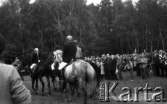 17.09.1981, Kraków, Polska.
Uroczystości pod Kopcem Józefa Piłsudskiego upamiętniające sowiecką agresję na Polskę w 1939 roku. Na pierwszym planie widoczni są, jadący konno, uczestnicy uroczystości. 
Fot. Romana Kahl-Stachniewicz, zbiory Ośrodka KARTA [1981-18]