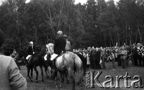 17.09.1981, Kraków, Polska.
Uroczystości pod Kopcem Józefa Piłsudskiego upamiętniające sowiecką agresję na Polskę w 1939 roku. Na pierwszym planie widoczni są, jadący konno, uczestnicy uroczystości. 
Fot. Romana Kahl-Stachniewicz, zbiory Ośrodka KARTA [1981-18]