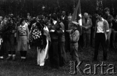 17.09.1981, Kraków, Polska.
Uroczystości pod Kopcem Józefa Piłsudskiego upamiętniające sowiecką agresję na Polskę w 1939 roku. Na pierwszym planie widoczni są: syn autorki zdjęć - Sławomir Stachniewicz (trzyma flagę z orłem w koronie), Stanisław Palczewski i Zygmunt Łenyk.
Fot. Romana Kahl-Stachniewicz, zbiory Ośrodka KARTA [1981-18]