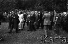 17.09.1981, Kraków, Polska.
Uroczystości pod Kopcem Józefa Piłsudskiego upamiętniające sowiecką agresję na Polskę w 1939 roku. Legioniści oraz Jacek Kamocki, Piotr Boroń i Krystian Waksmundzki (w okularach). 
Fot. Romana Kahl-Stachniewicz, zbiory Ośrodka KARTA [1981-18]