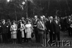 17.09.1981, Kraków, Polska.
Uroczystości pod Kopcem Józefa Piłsudskiego upamiętniające sowiecką agresję na Polskę w 1939 roku. Delegacje różnych środowisk. Wśród uczestników uroczystości widoczny jest m.in. Władysław W.Barański. 
Fot. Romana Kahl-Stachniewicz, zbiory Ośrodka KARTA [1981-18]