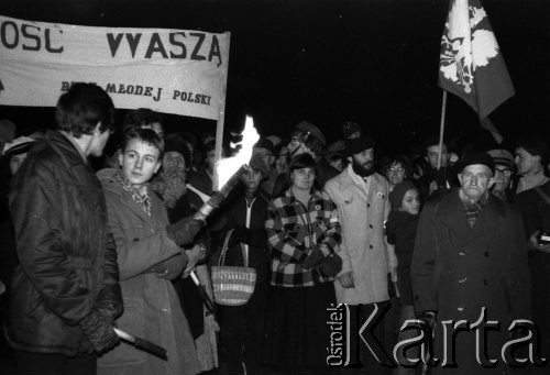 11.11.1981, Kraków, Polska.
Obchody rocznicy odzyskania niepodległości. Przejście z Wawelu pod Grób Nieznanego Żołnierza. Wśród zgromadzonych widoczny jest syn autorki zdjęć, Sławomir Stachniewicz, harcerz Czarnej 13 Krakowskiej (trzyma flagę z orłem w koronie).
Fot. Romana Kahl-Stachniewicz, zbiory Ośrodka KARTA [1981-19]