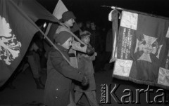 11.11.1981, Kraków, Polska.
Obchody rocznicy odzyskania niepodległości. Przejście z Wawelu pod Grób Nieznanego Żołnierza. Na pierwszym planie widoczny jest syn autorki zdjęć, Sławomir Stachniewicz, harcerz Czarnej 13 Krakowskiej (trzyma flagę z orłem w koronie) oraz jego koledzy z harcerstwa, m.in. Krzysztof Krcha.
Fot. Romana Kahl-Stachniewicz, zbiory Ośrodka KARTA [1981-19]