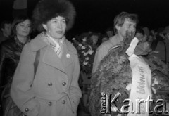 11.11.1981, Kraków, Polska.
Obchody rocznicy odzyskania niepodległości. Przejście z Wawelu pod Grób Nieznanego Żołnierza. Od prawej: Krawczyk, Teresa Baranowska, z tyłu - Ewa Tukałło (w 1982 roku została aresztowana i miała sprawę w sądzie). 
Fot. Romana Kahl-Stachniewicz, zbiory Ośrodka KARTA [1981-19]