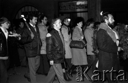 11.11.1981, Kraków, Polska. 
Obchody rocznicy odzyskania niepodległości. Przejście z Wawelu pod Grób Nieznanego Żołnierza. Wśród zgromadzonych widoczni są między innymi: Teresa Baranowska i Krzysztof Gąsiorowski. 
Fot. Romana Kahl-Stachniewicz, zbiory Ośrodka KARTA [1981-19]