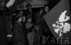 11.11.1981, Kraków, Polska.
Obchody rocznicy odzyskania niepodległości. Przejście z Wawelu pod Grób Nieznanego Żołnierza. Na pierwszym planie widoczni są: syn autorki zdjęć, Sławomir Stachniewicz (trzyma flagę z orłem w koronie) oraz Krzysztof Krcha (po prawej stronie) - harcerze Czarnej 13 Krakowskiej.
Fot. Romana Kahl-Stachniewicz, zbiory Ośrodka KARTA [1981-19]