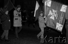 11.11.1981, Kraków, Polska.
Obchody rocznicy odzyskania niepodległości. Przejście z Wawelu pod Grób Nieznanego Żołnierza. Delegacje harcerskie. Na pierwszym planie idą (od lewej strony): Sławomir Stachniewicz (syn autorki zdjęć), NN i Krzysztof Krcha, harcerze Czarnej 13 Krakowskiej. Widoczny jest również sztandar Szczepu 