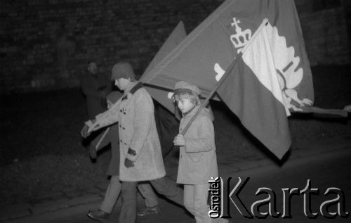 11.11.1981, Kraków, Polska.
Obchody rocznicy odzyskania niepodległości. Przejście z Wawelu pod Grób Nieznanego Żołnierza. Na pierwszym planie idą (od prawej strony): Krzysztof Krcha, NN i Sławomir Stachniewicz (syn autorki zdjęć), harcerze Czarnej 13 Krakowskiej. 
Fot. Romana Kahl-Stachniewicz, zbiory Ośrodka KARTA [1981-20]