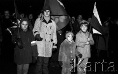 11.11.1981, Kraków, Polska.
Obchody rocznicy odzyskania niepodległości. Na pierwszym planie widoczni są, od lewej: syn autorki zdjęć, Sławomir Stachniewicz, NN, NN i Krzysztof Krcha.
Fot. Romana Kahl-Stachniewicz, zbiory Ośrodka KARTA [1981-20]