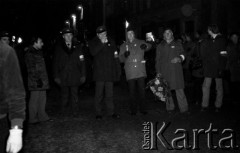 11.11.1981, Kraków, Polska.
Obchody rocznicy odzyskania niepodległości. Przejście z Wawelu pod Grób Nieznanego Żołnierza. W środku stoi Michał Żurek.
Fot. Romana Kahl-Stachniewicz, zbiory Ośrodka KARTA [1981-20]